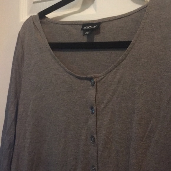 Allen b/ button blouse - Picture 6 of 7